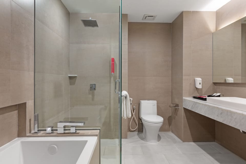 Junior Suite | Bathroom | Shower, rainfall showerhead, free toiletries, hair dryer