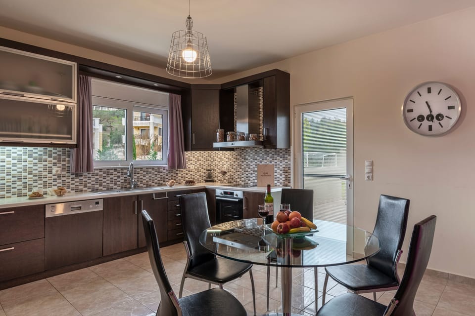 Family Villa, 4 Bedrooms | In-room dining