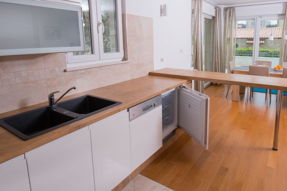 Deluxe Apartment, 4 Bedrooms | Private kitchen | Fridge, microwave, oven, stovetop
