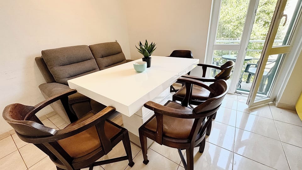 City Apartment | Private kitchen | Fridge, oven, stovetop, coffee/tea maker