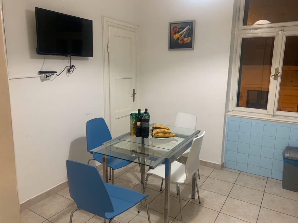 Family Apartment, Multiple Bedrooms | In-room dining