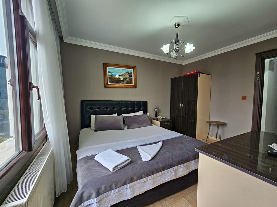 In-room safe, blackout drapes, free WiFi