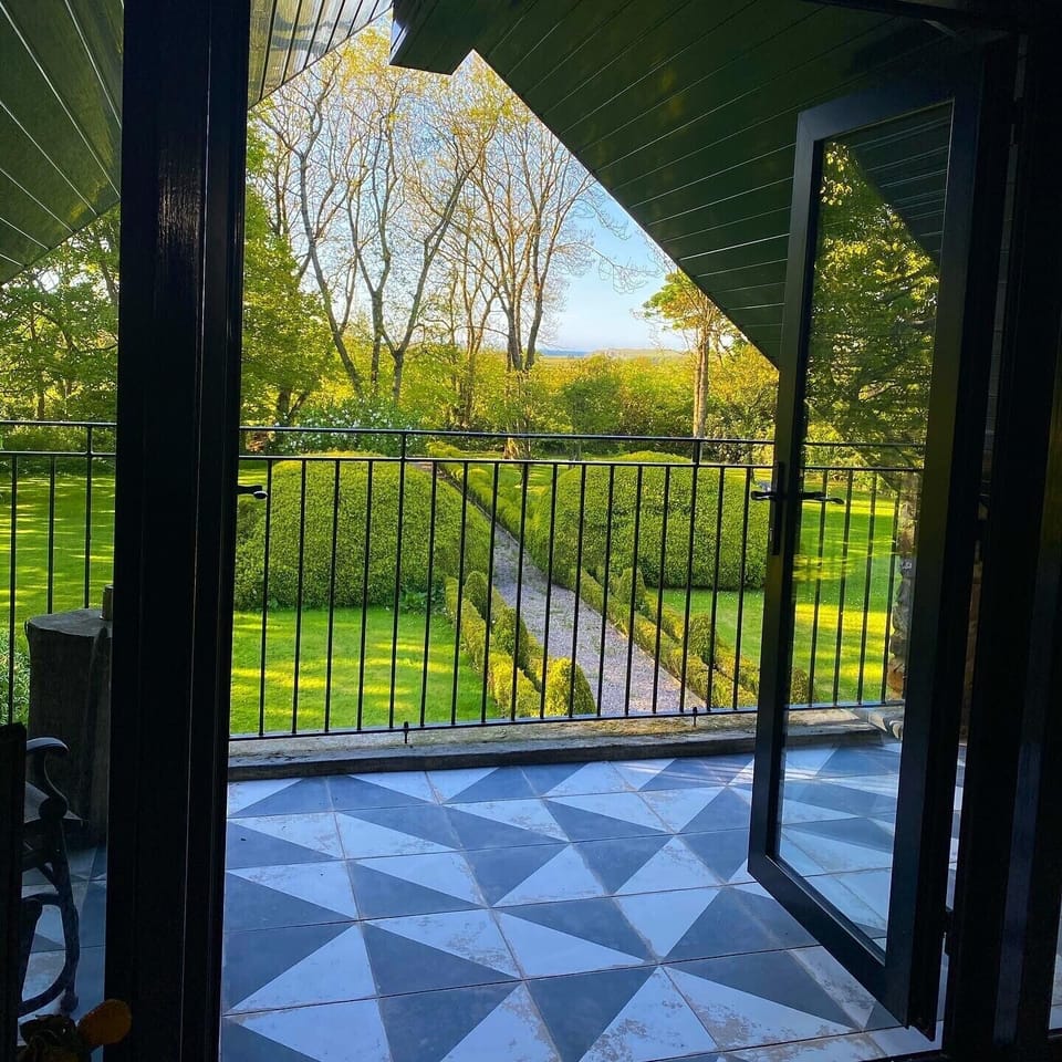 Balcony with a view of the sea and garden 