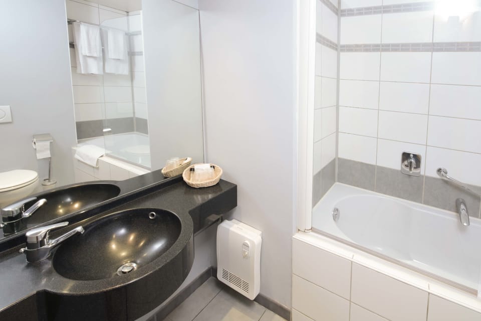 Standard Double or Twin Room | Bathroom | Combined shower/tub, free toiletries, hair dryer, towels
