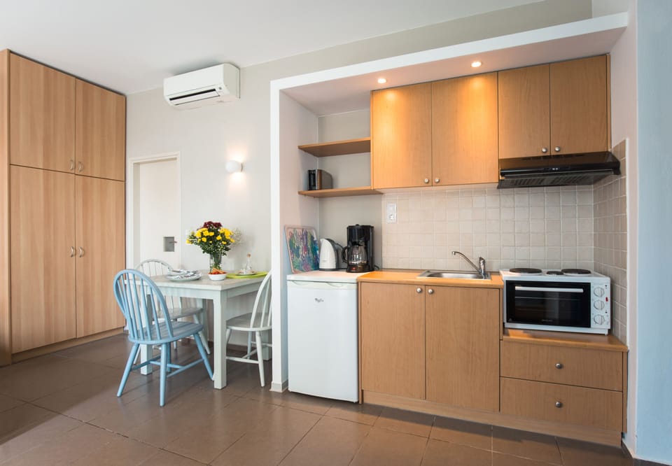 Studio, 1 Bedroom | Private kitchen | Fridge, microwave, stovetop, coffee/tea maker
