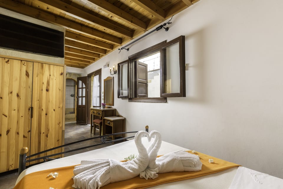 Studio, Kitchenette (Balcony) | Hypo-allergenic bedding, in-room safe, individually decorated