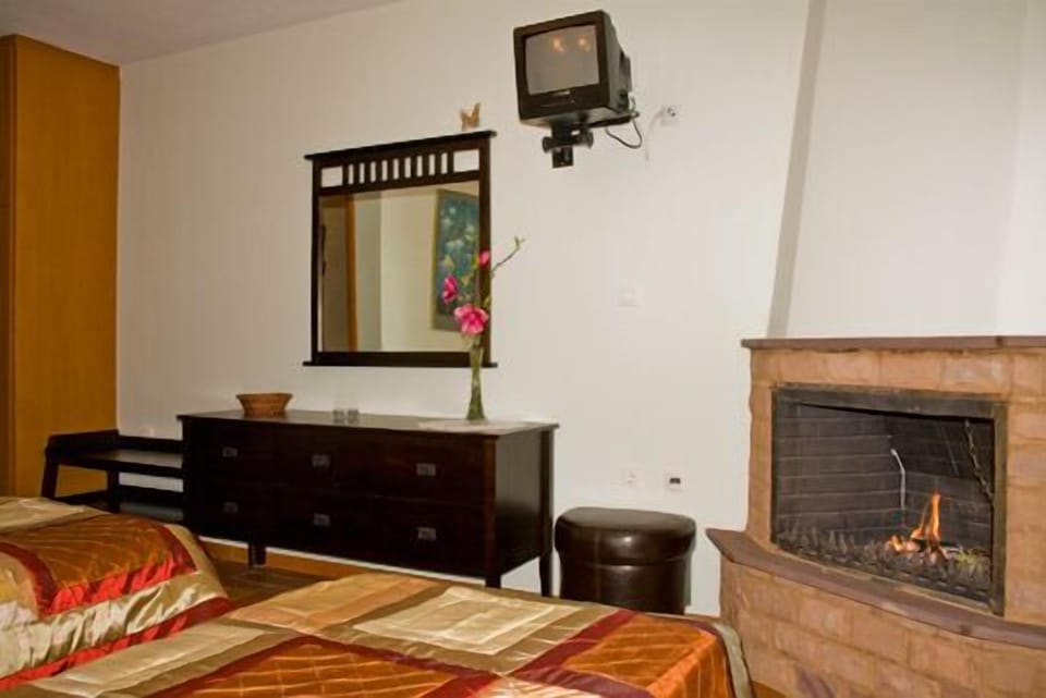 Twin Room, 2 Twin Beds, Fireplace, Mountain View | Premium bedding, down comforters, Select Comfort beds, minibar