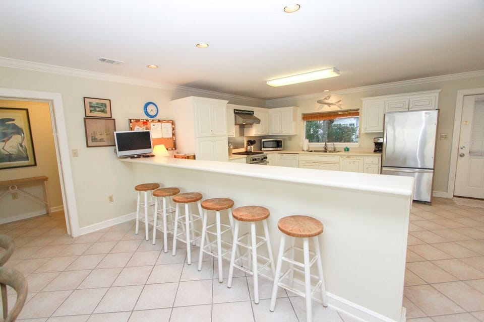 Breakfast Bar with Six Bar Stools