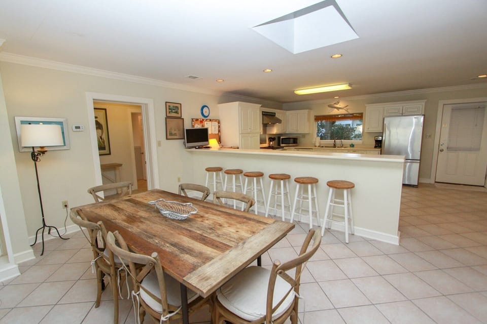 Dining Table Towards the Breakfast Bar