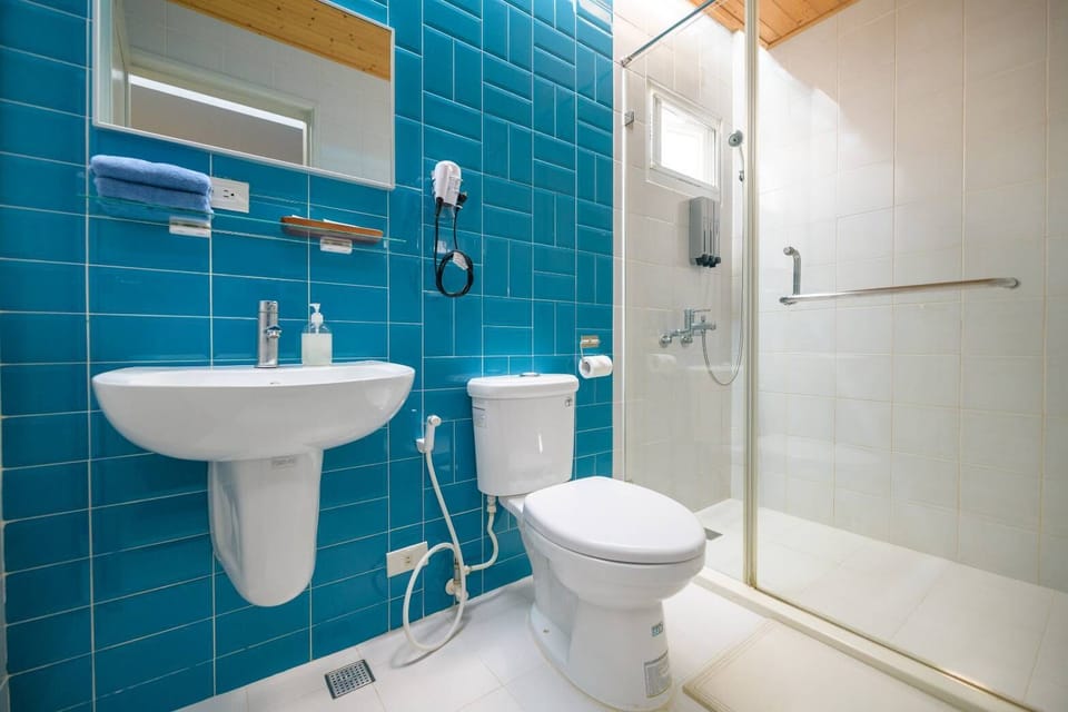 Signature Double Room, 1 Queen Bed (A) | Bathroom | Shower, hair dryer, towels, shampoo