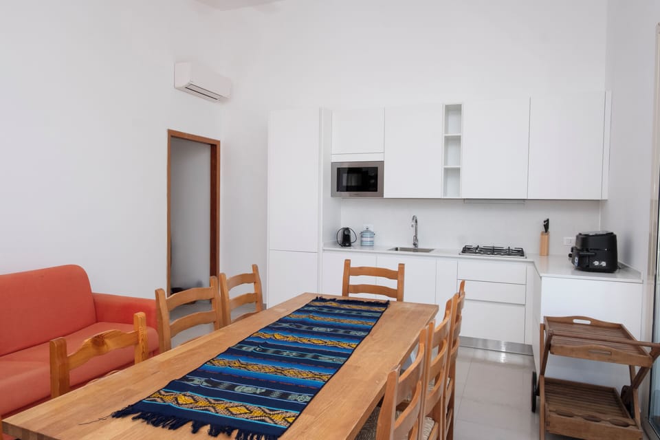 Full-size fridge, microwave, oven, stovetop