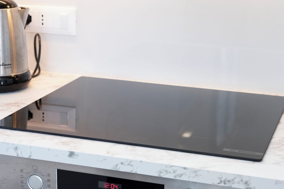 Full-size fridge, stovetop, dishwasher, coffee/tea maker