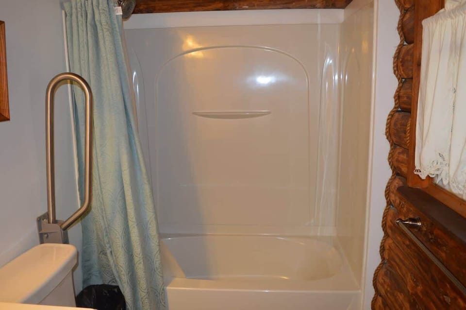 Handicapped accesible bathroom