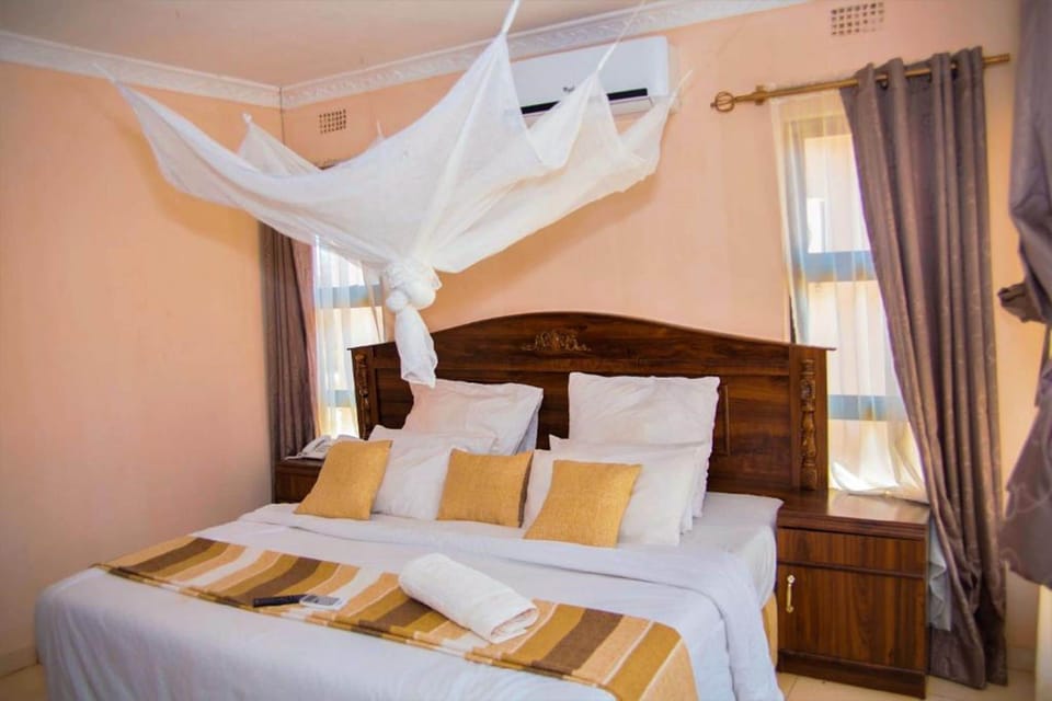 Deluxe Double or Twin Room | Desk, laptop workspace, iron/ironing board, free WiFi