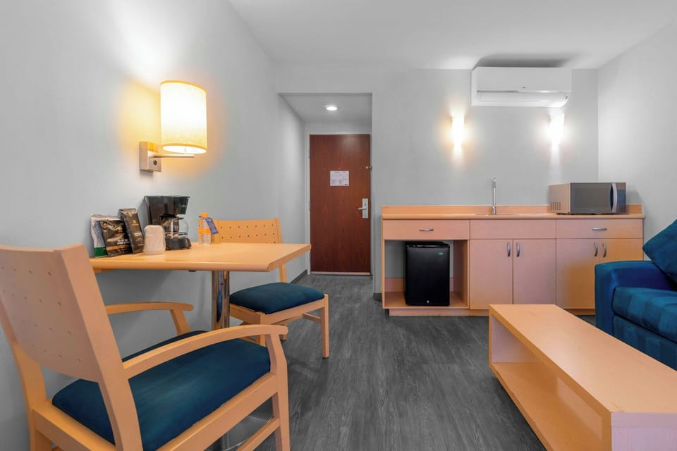 Suite, 1 Queen Bed with Sofa bed | In-room safe, desk, iron/ironing board, free WiFi