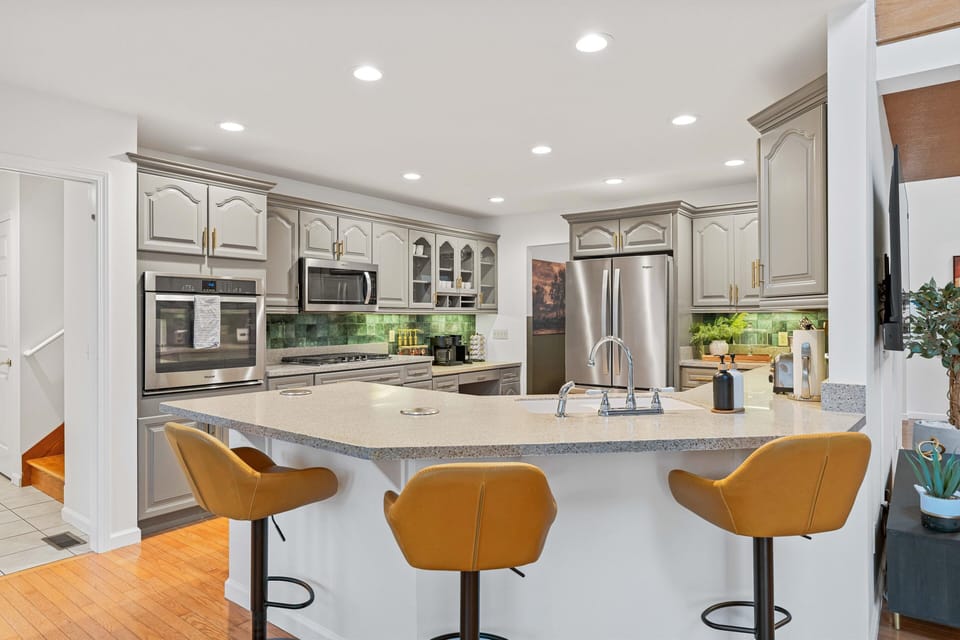 Fully-equipped Gourmet Kitchen with Modern Appliances and Breakfast Bar.
