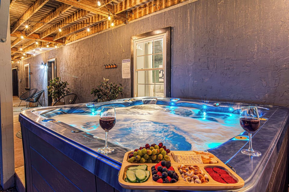 [Hot Tub] Private Hot Tub Available Across All Seasons!
