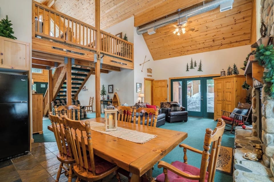 Dining area will comfortably fit everyone!