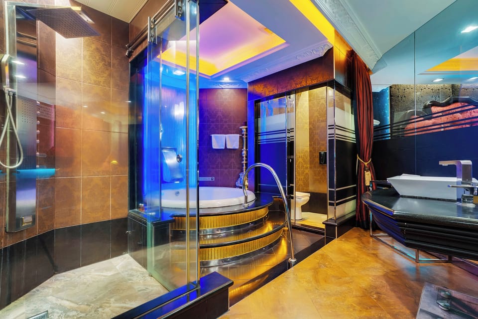 Fiesta Suite Party | Bathroom | Separate tub and shower, free toiletries, hair dryer, bathrobes