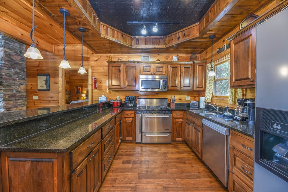 Signature Cabin | Private kitchen | Coffee/tea maker, full-size fridge, microwave, oven