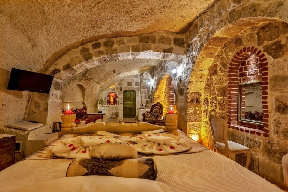 Deluxe Suite, Non Smoking, Jetted Tub | Premium bedding, memory foam beds, minibar, individually decorated
