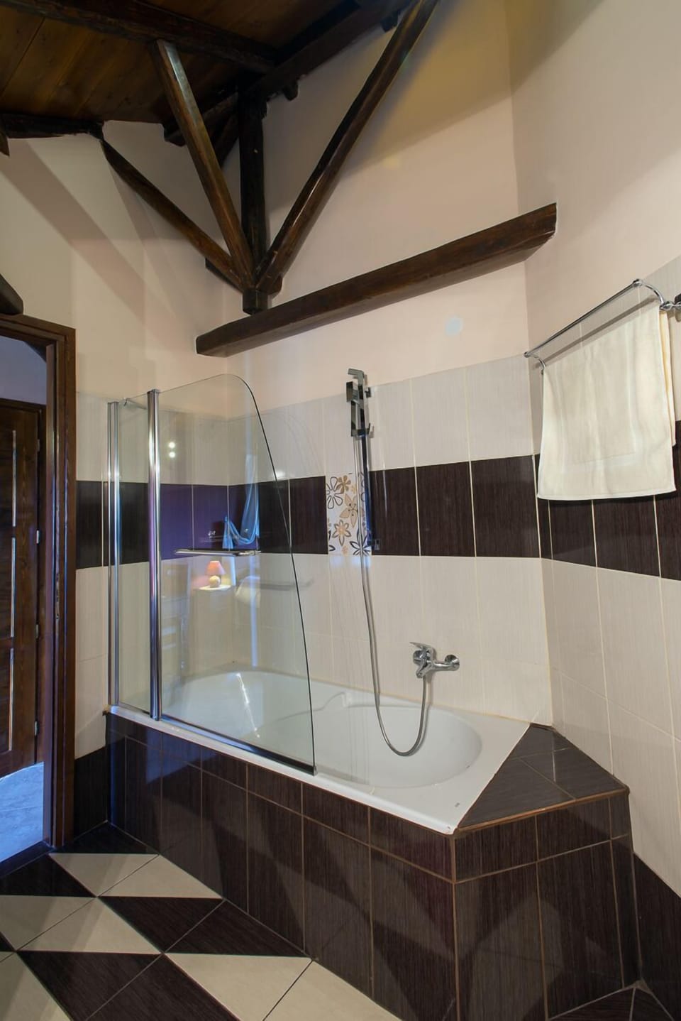 Shower, rainfall showerhead, free toiletries, hair dryer