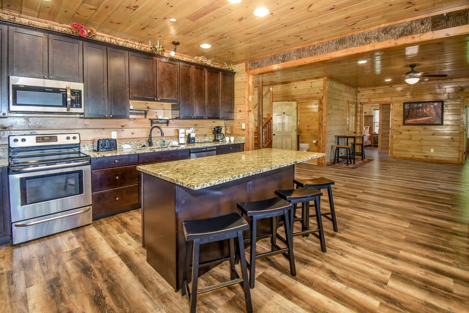 Family Cabin | Private kitchen | Full-size fridge, microwave, oven, stovetop