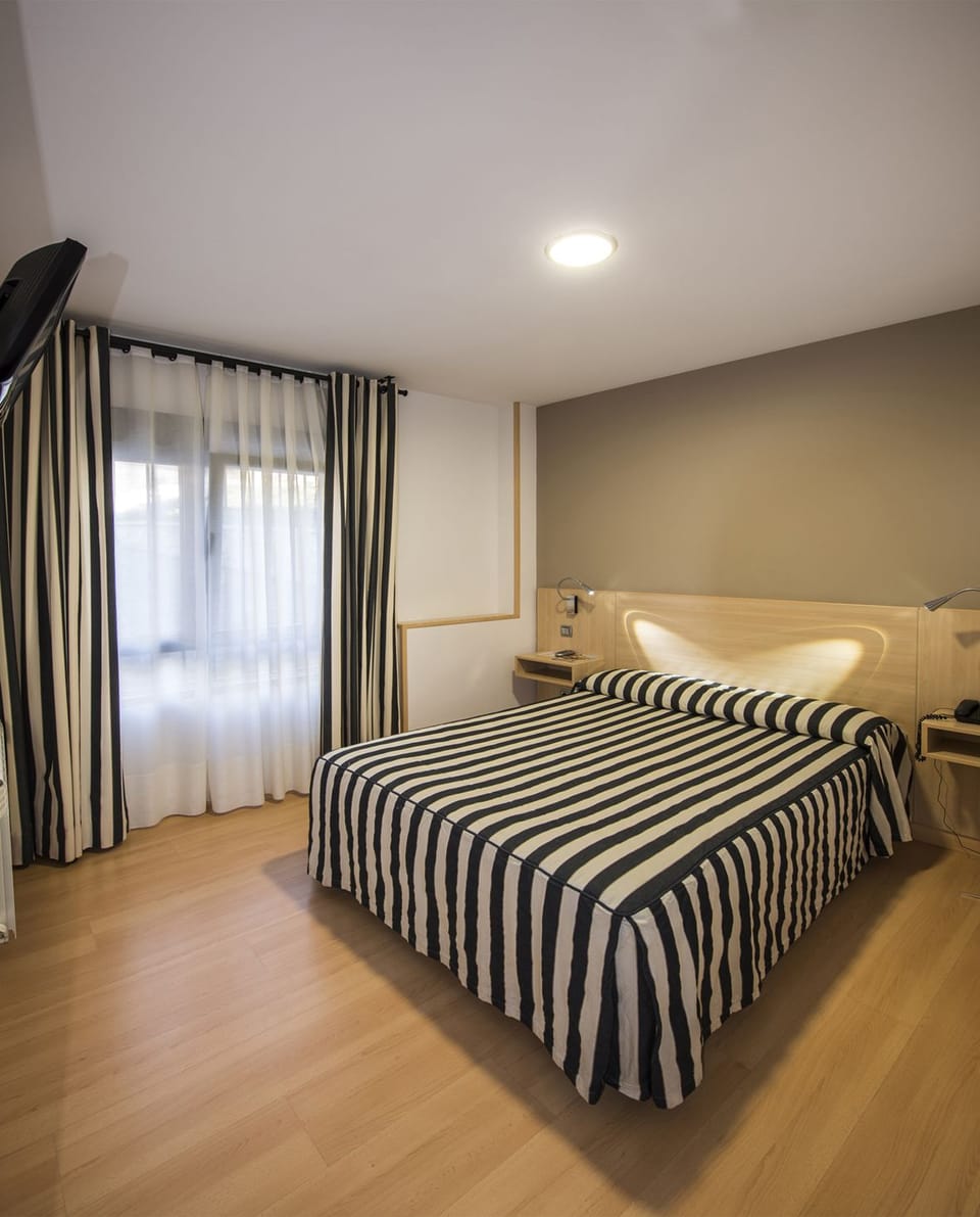 Hotel Puerta de la Santa Hotel in Ávila‎
