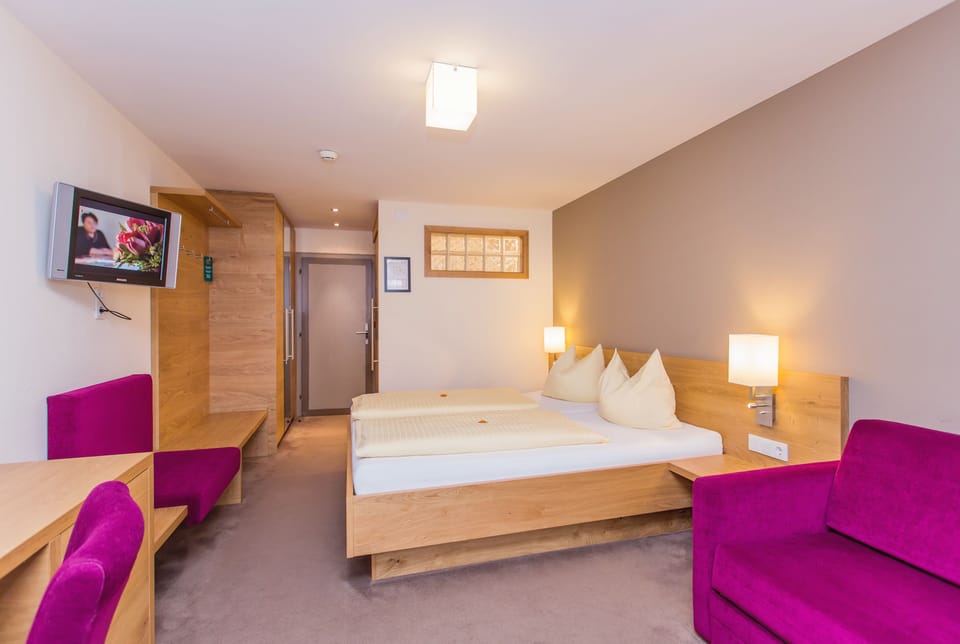 Hypo-allergenic bedding, in-room safe, desk, free WiFi