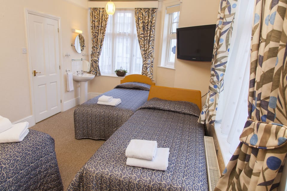 Quadruple Room | Desk, iron/ironing board, free WiFi