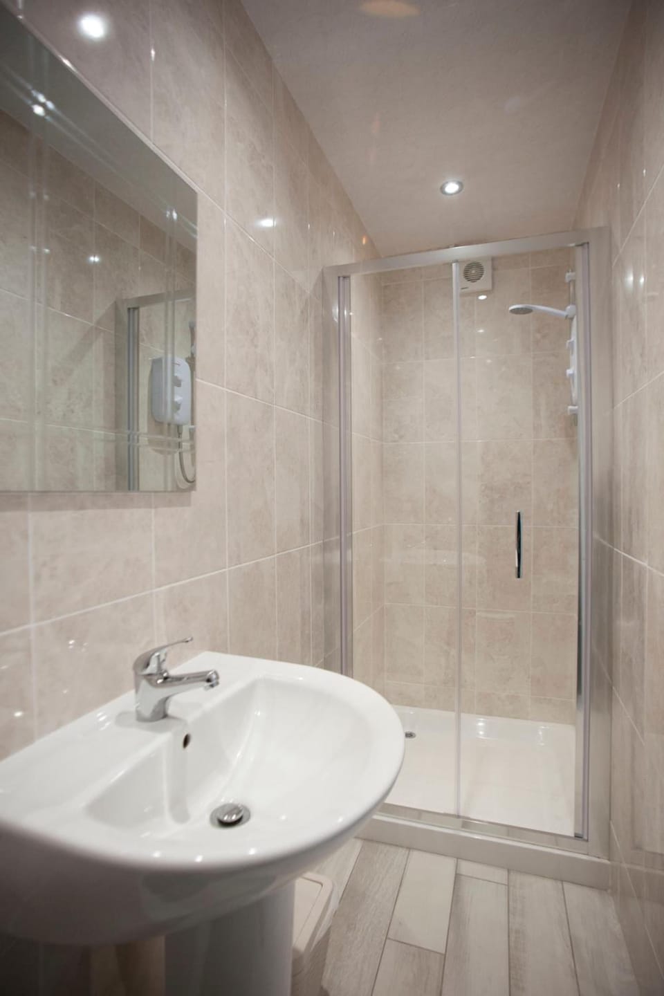 Premier Double Room | Bathroom | Shower, free toiletries, hair dryer, towels