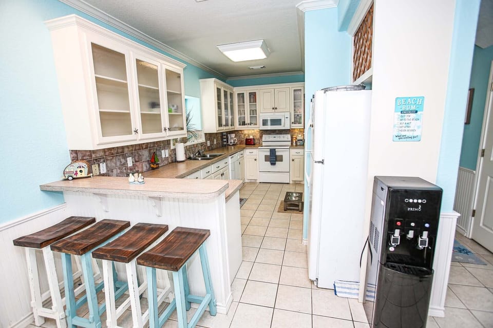 Kitchen and bar area, water dispenser with cold/hot water and k-cup coffee maker