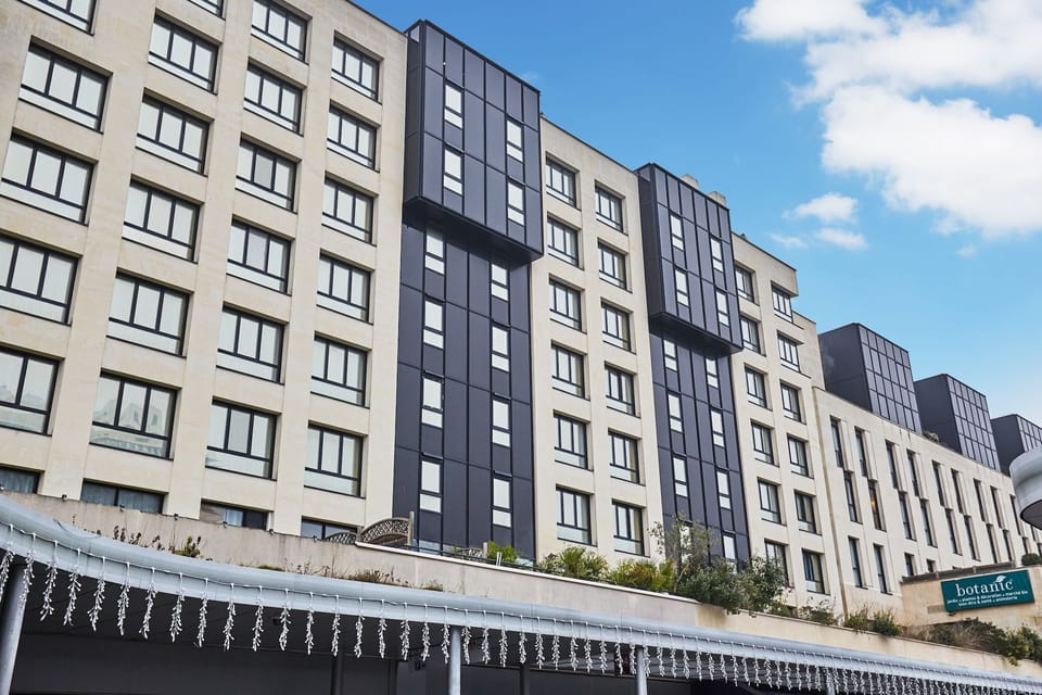 Book a stay in our comfortable room in Rueil-Malmaison. Whether you're looking to get away from the big city or get closer to it, our unit is the perfect choice! 