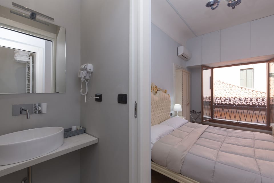 Classic Room, Ensuite | Bathroom | Shower, hydromassage showerhead, free toiletries, hair dryer