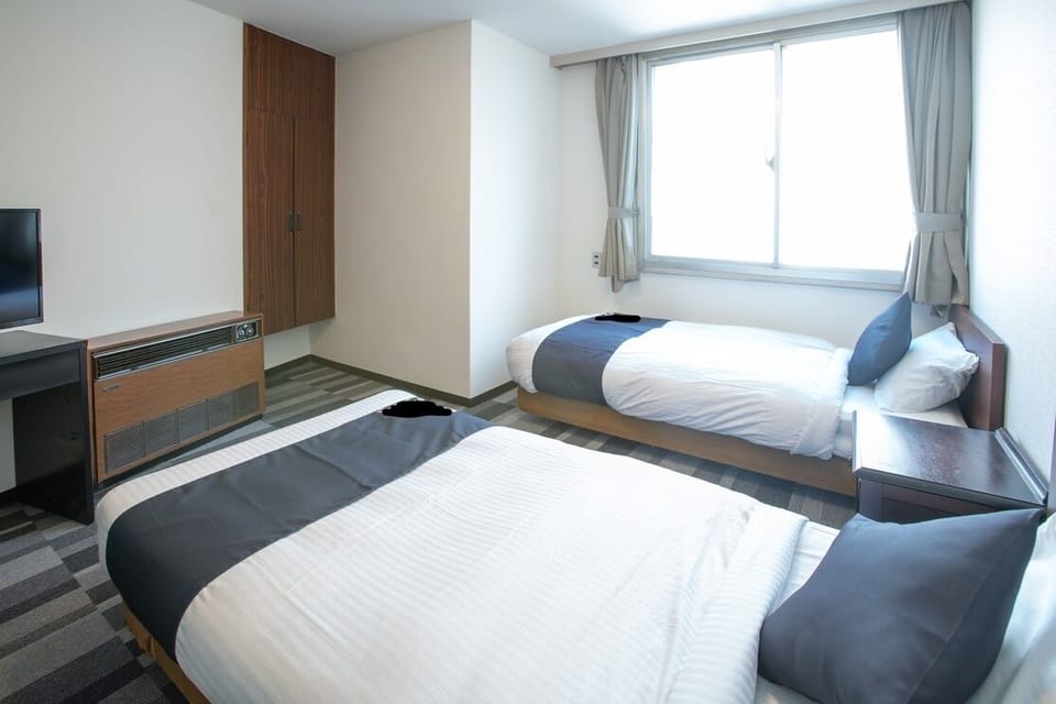 Twin Room, Smoking | WiFi (free), bed sheets