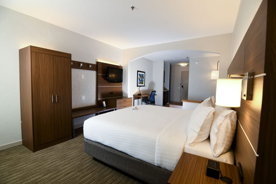 Suite, 1 King Bed | 1 bedroom, premium bedding, in-room safe, desk