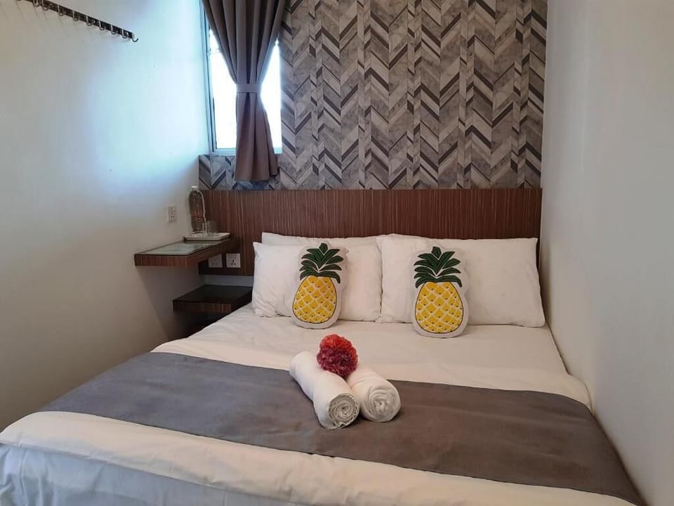 Deluxe Queen Room | Desk, soundproofing, iron/ironing board (on request), WiFi (free)