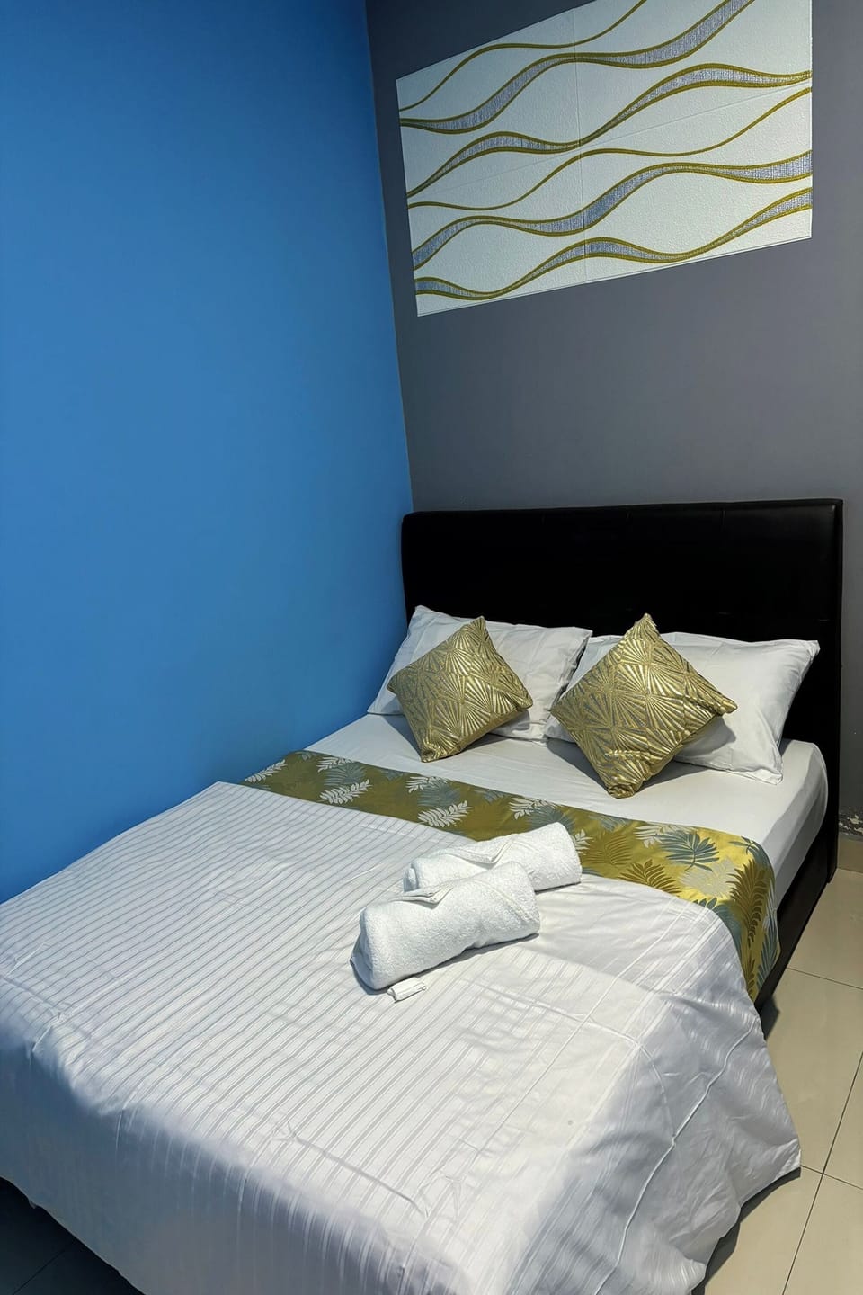 Standard Queen | Desk, iron/ironing board (on request), WiFi (free)