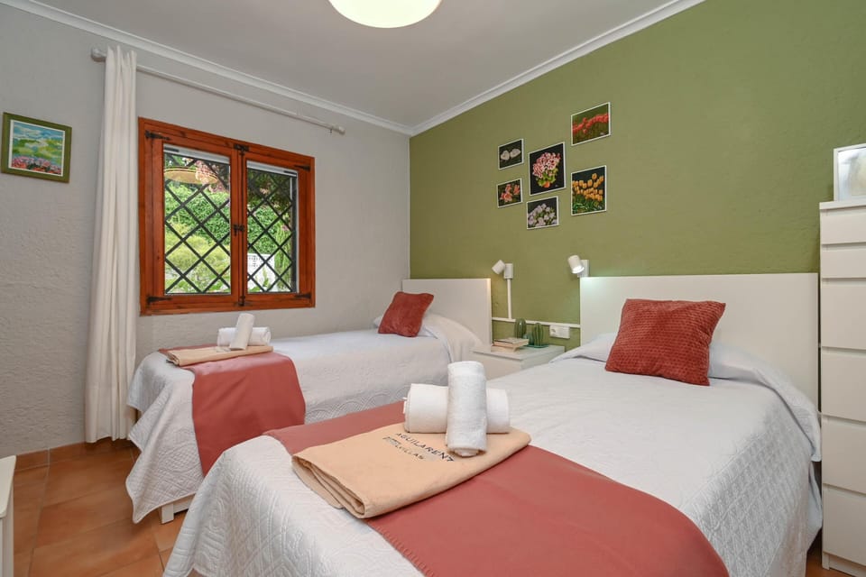 Bedroom with two single beds