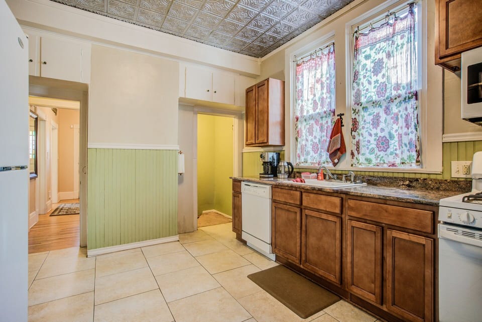 House (5 Bedrooms) | Private kitchen | Full-size fridge, microwave, oven, coffee/tea maker