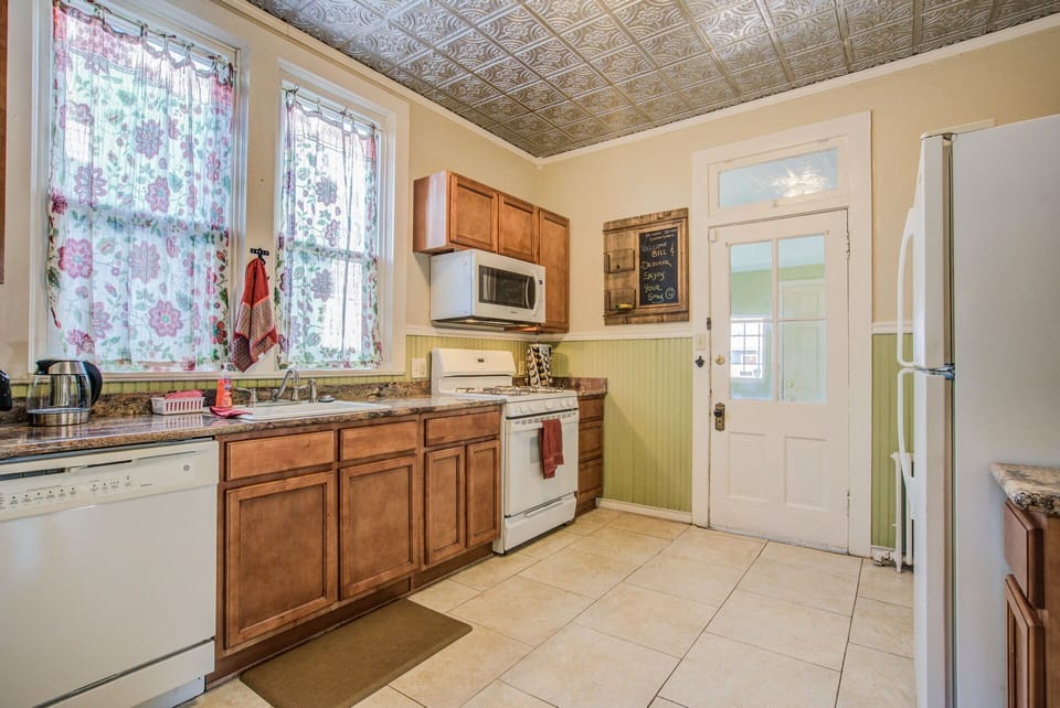 House (5 Bedrooms) | Private kitchen | Full-size fridge, microwave, oven, coffee/tea maker