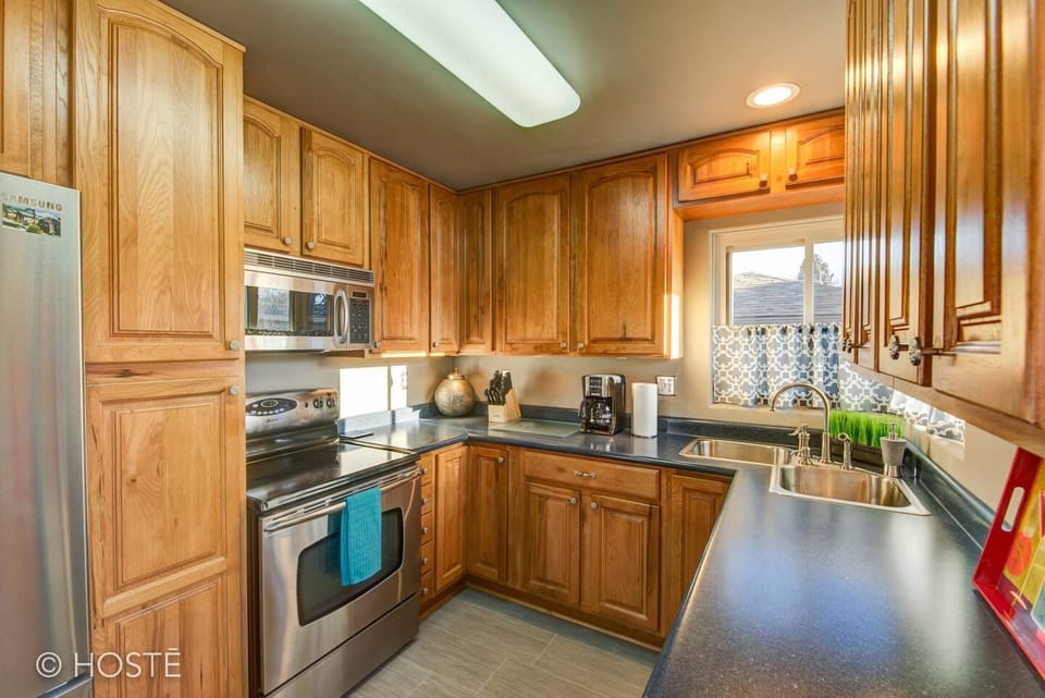 House (3 Bedrooms) | Private kitchen | Full-size fridge, microwave, oven, coffee/tea maker