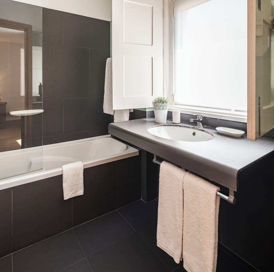 Double or Twin Room (Penha Garcia) | Bathroom | Free toiletries, hair dryer, bidet, heated floors