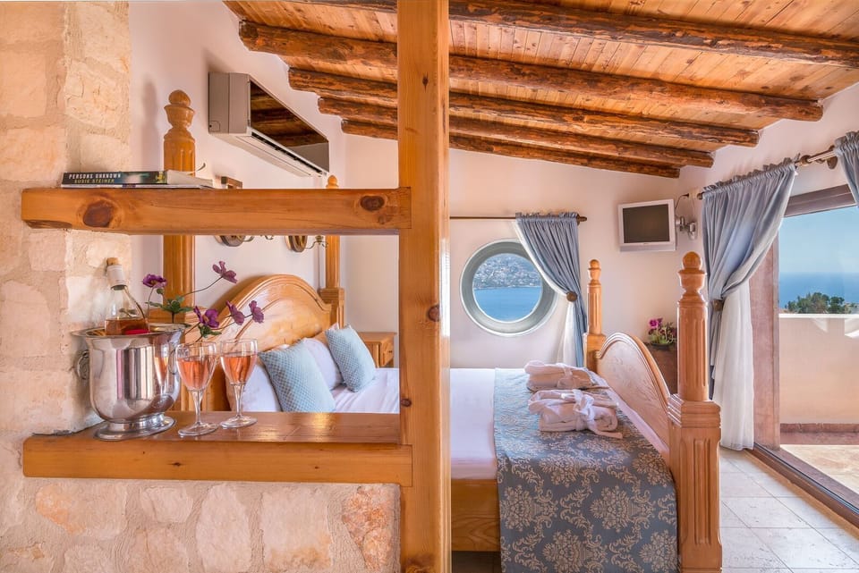 Deluxe Room, Jetted Tub, Sea View (Penthouse) | Minibar, iron/ironing board, free WiFi, bed sheets