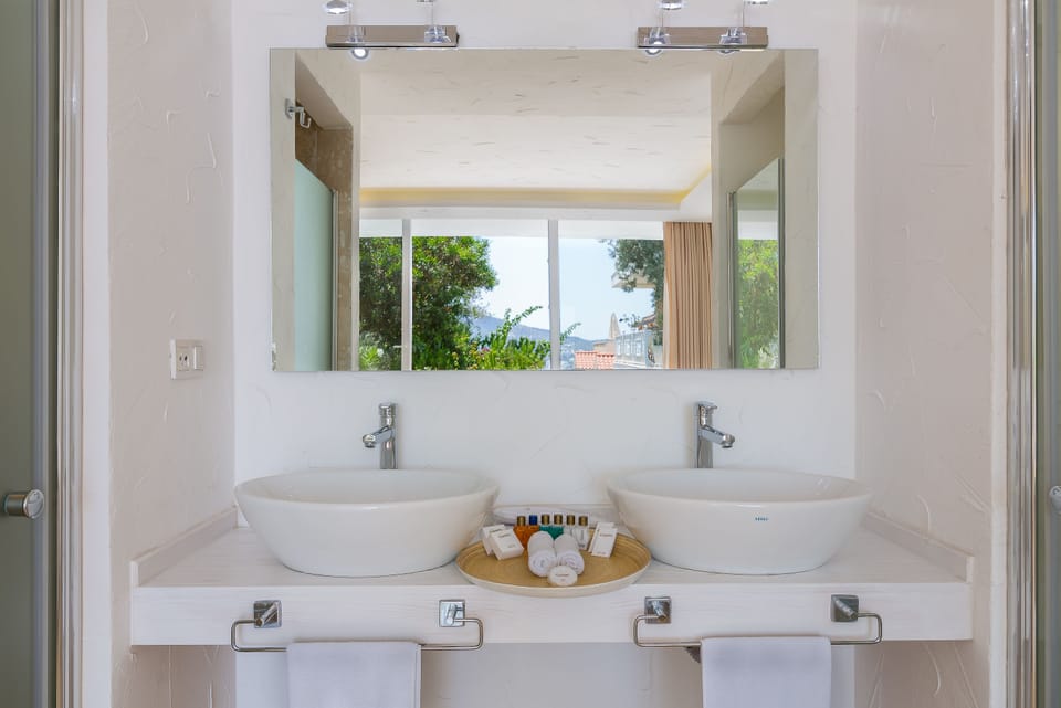 Deluxe Room, Private Pool, Garden View (Master) | Bathroom sink