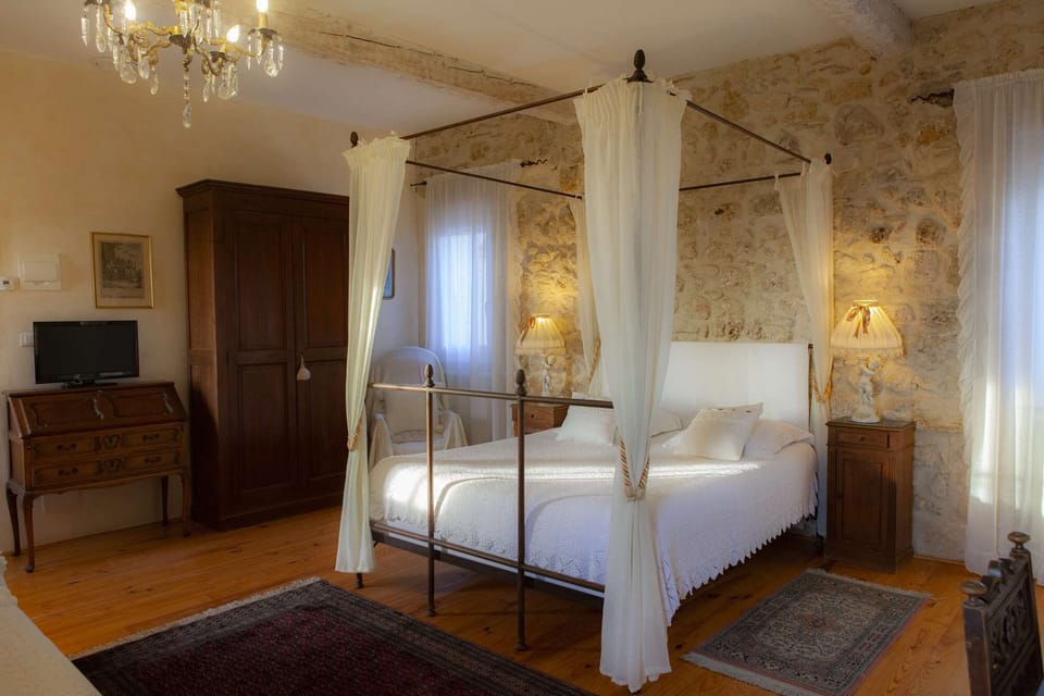 Deluxe Double Room (Reine Victoria) | Hypo-allergenic bedding available, Select Comfort beds, desk