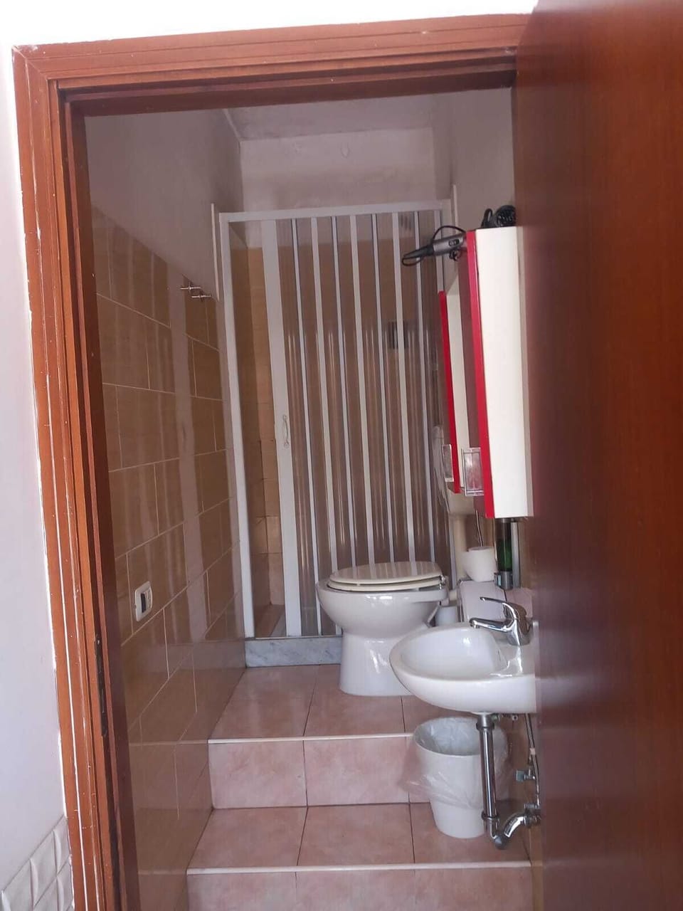 Classic Quadruple Room, 1 Bedroom | Bathroom | Shower, free toiletries, hair dryer, bidet