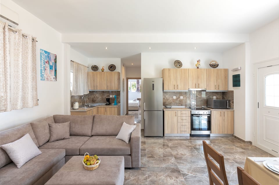 Grand Suite, 3 Bedrooms, Private Pool, Pool View | Private kitchen | Fridge, stovetop, coffee/tea maker, electric kettle