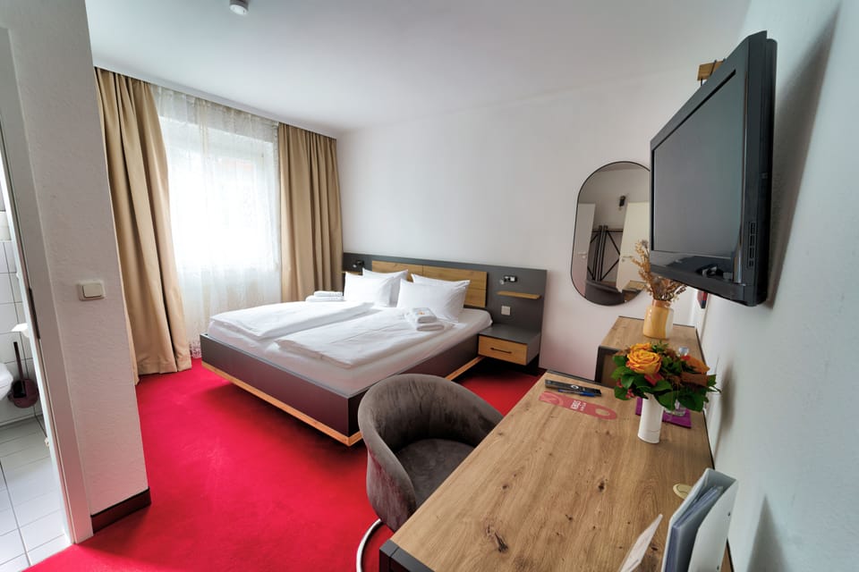Comfort Double Room | Individually decorated, individually furnished, desk, cribs/infant beds
