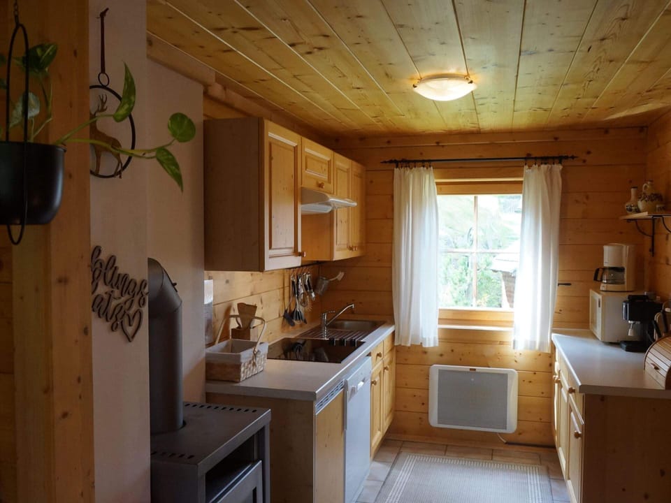 Chalet | Private kitchen | Stovetop, dishwasher